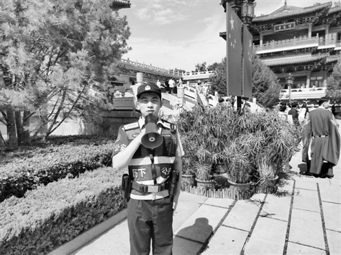 “忘词小哥”出现在大明湖畔的超然楼前